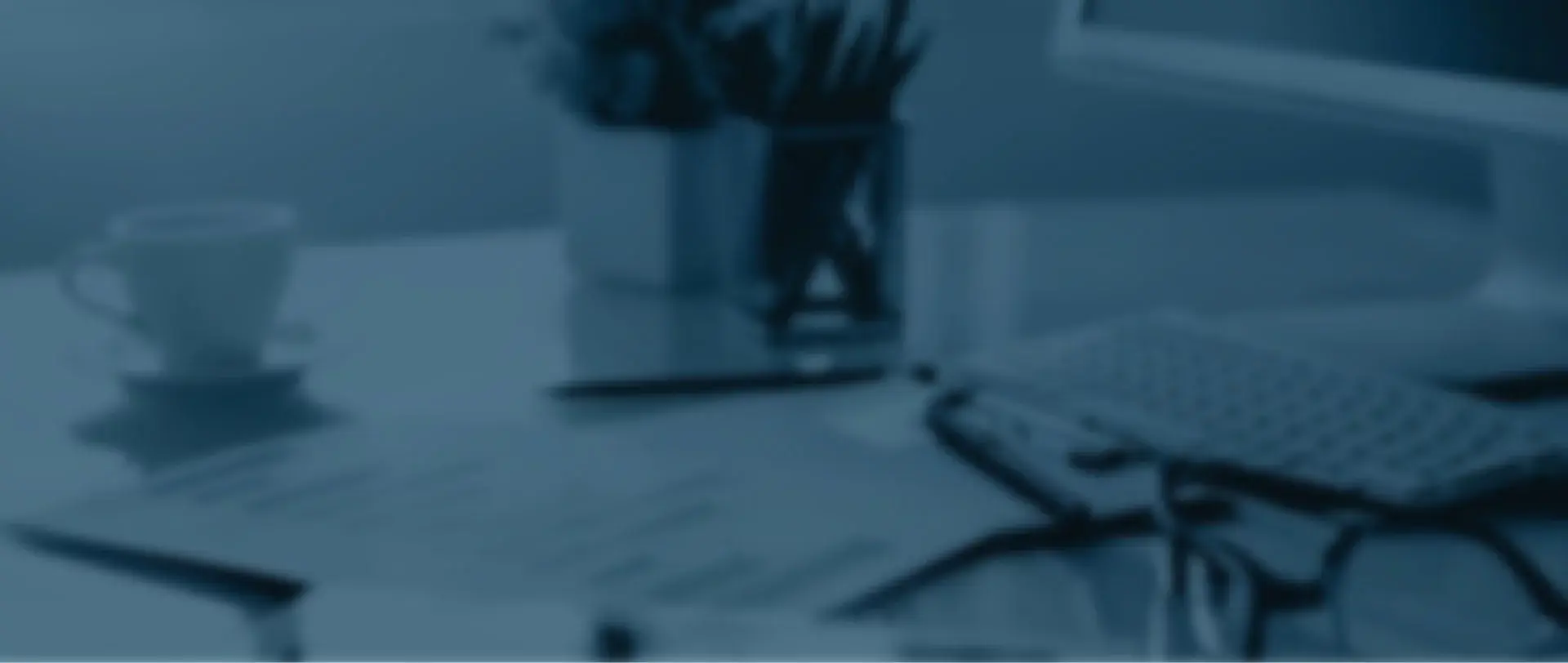 Verschwommene Aufnahme von Stempel und Dokumenten symbolisiert die professionelle Leistungsübersicht.