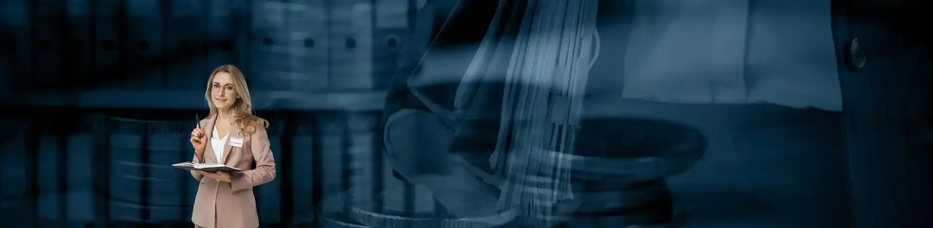 Mitarbeiterin berät vor Aktenregal, Hintergrund zeigt Münzstapel (Preis-Leistungs-Verhältnis).